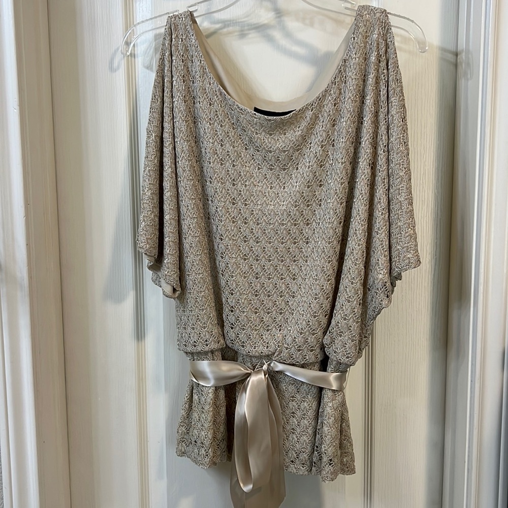 Cream & gold threaded split sleeve blouse.